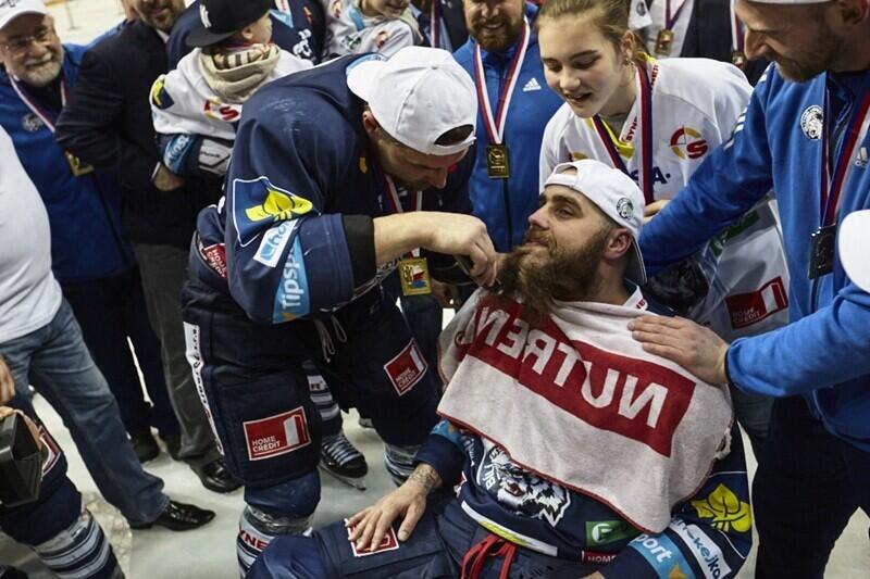 Kapitán Jan Výtisk shazuje v O2 areně ikonický plnovous, foto: www.hcbilitygri.cz